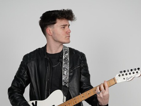LIVE MUSIC - PETER FIELDS