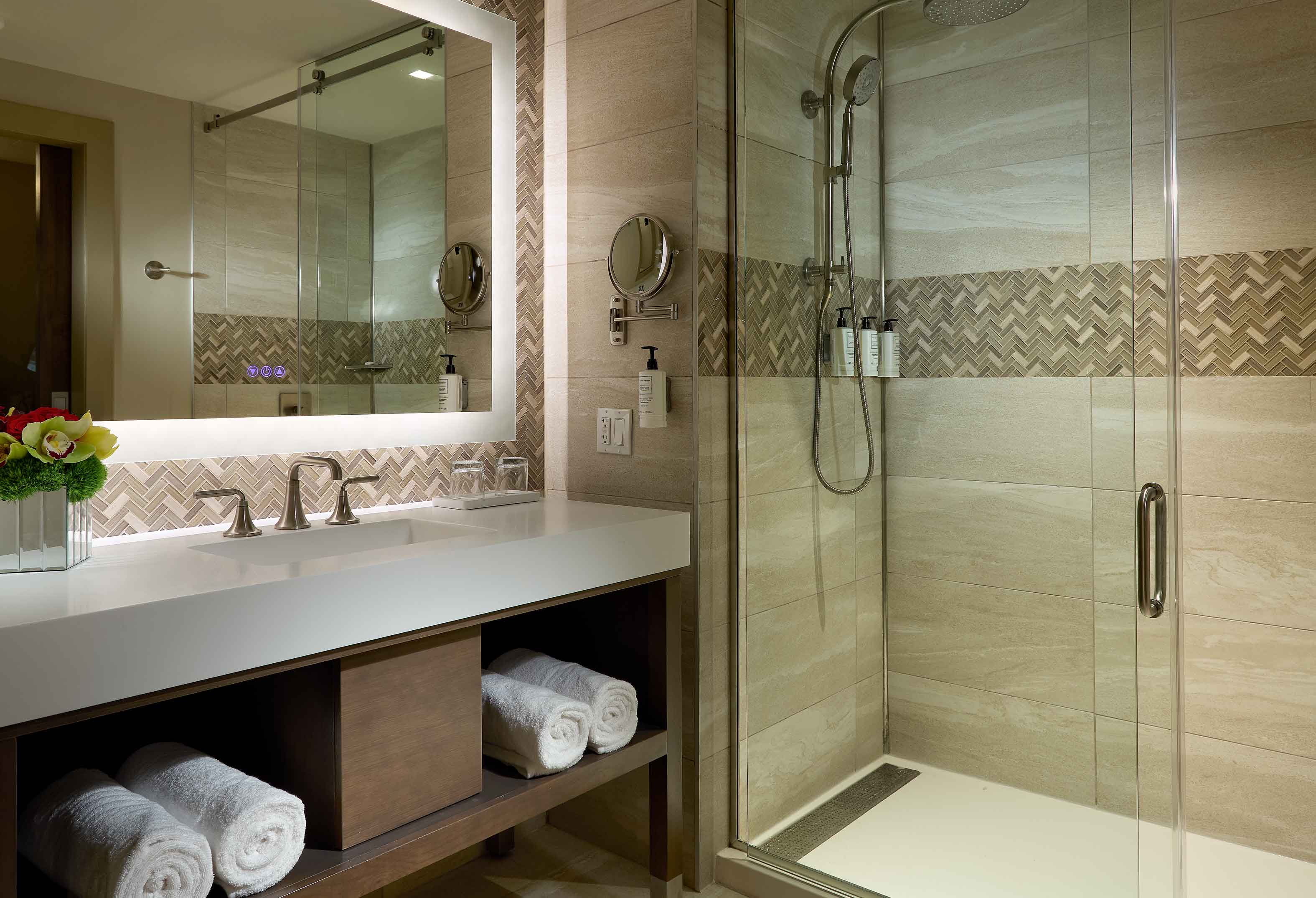 Deluxe King bathroom