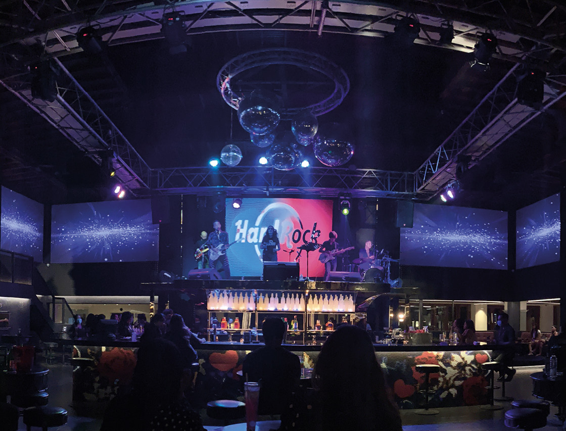 Penampilan Live Band di Centerstage