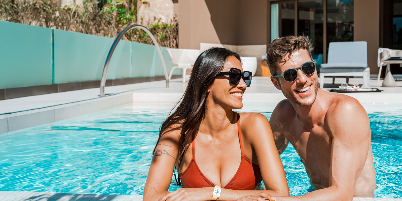 Un hombre y una mujer en una piscina