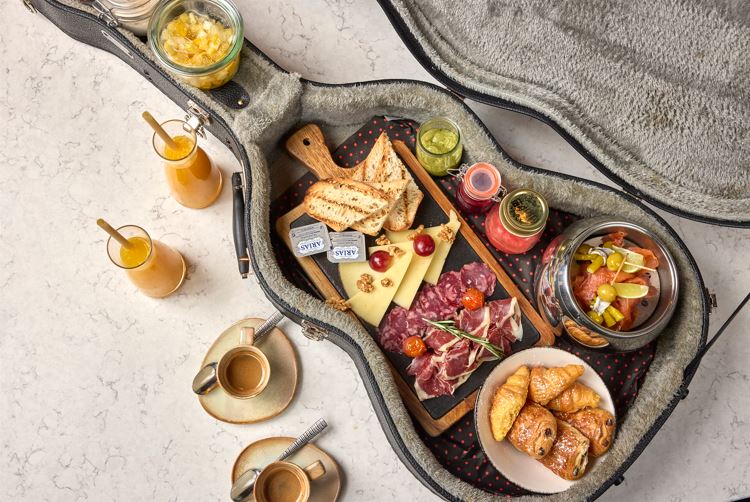 BRUNCH GUITAR FOR TWO